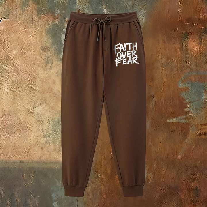 Christianartworkshop Pantalones deportivos "Fe sobre el miedo": ropa de uso diario con valentía espiritual. - image 2