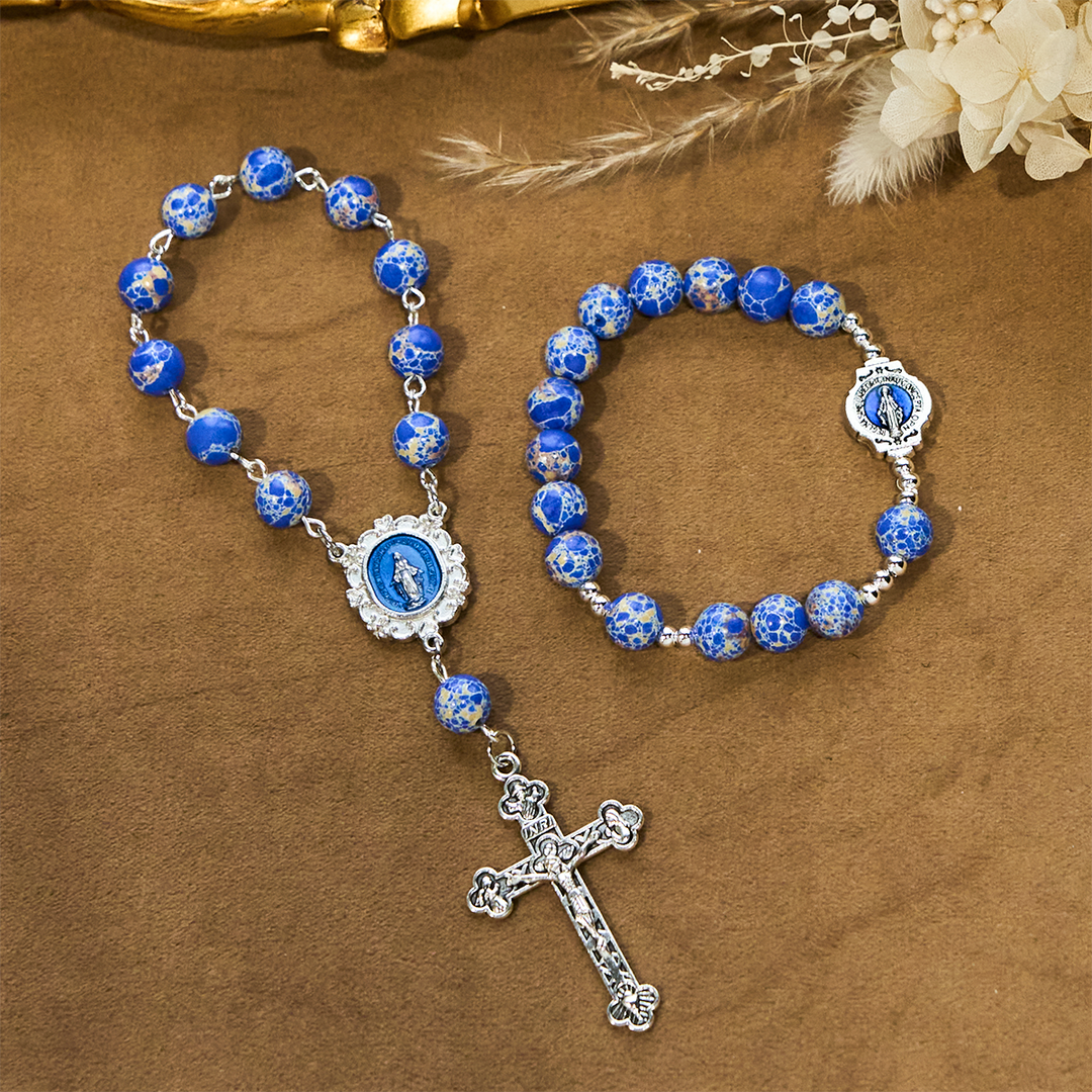 Christianartworkshop Rosario de una década con cuentas de piedra en tono azul real y pulsera: Gracia guiada por la mano de María. - image 0