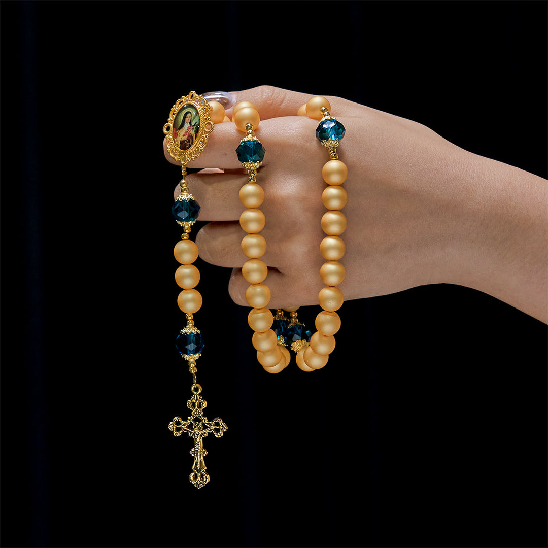 Christianartworkshop Elegante rosario de perlas doradas mate con la imagen de Santa Teresa y un crucifijo. - image 2