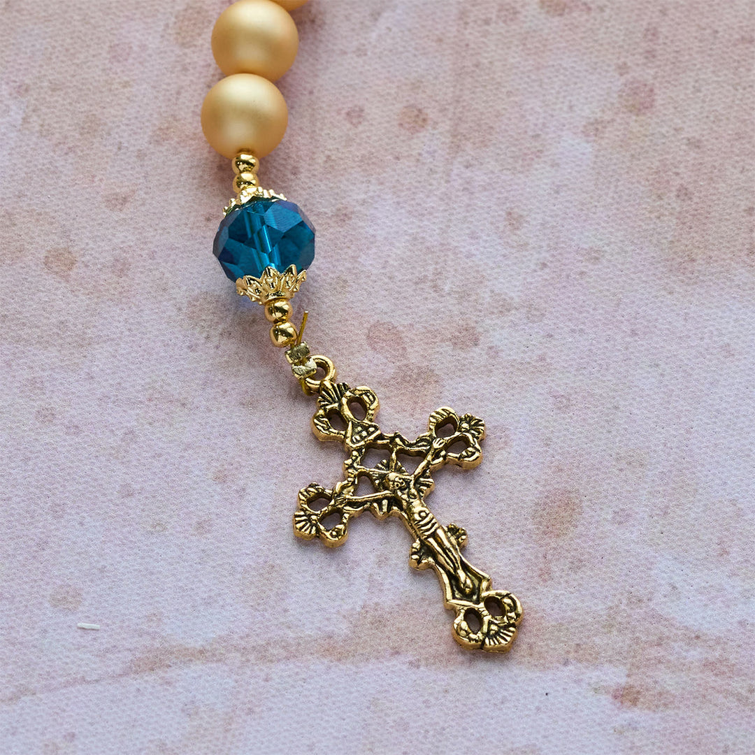 Christianartworkshop Elegante rosario de perlas doradas mate con la imagen de Santa Teresa y un crucifijo. - image 10