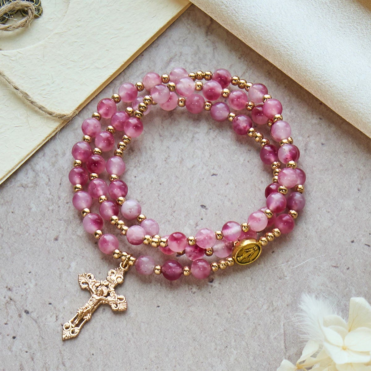 Christianartworkshop Pulsera de rosario con cuentas de ágata rosa roja: Devoción y elegancia celestial - Rosario y pulsera de ágata rosa roja - image 0
