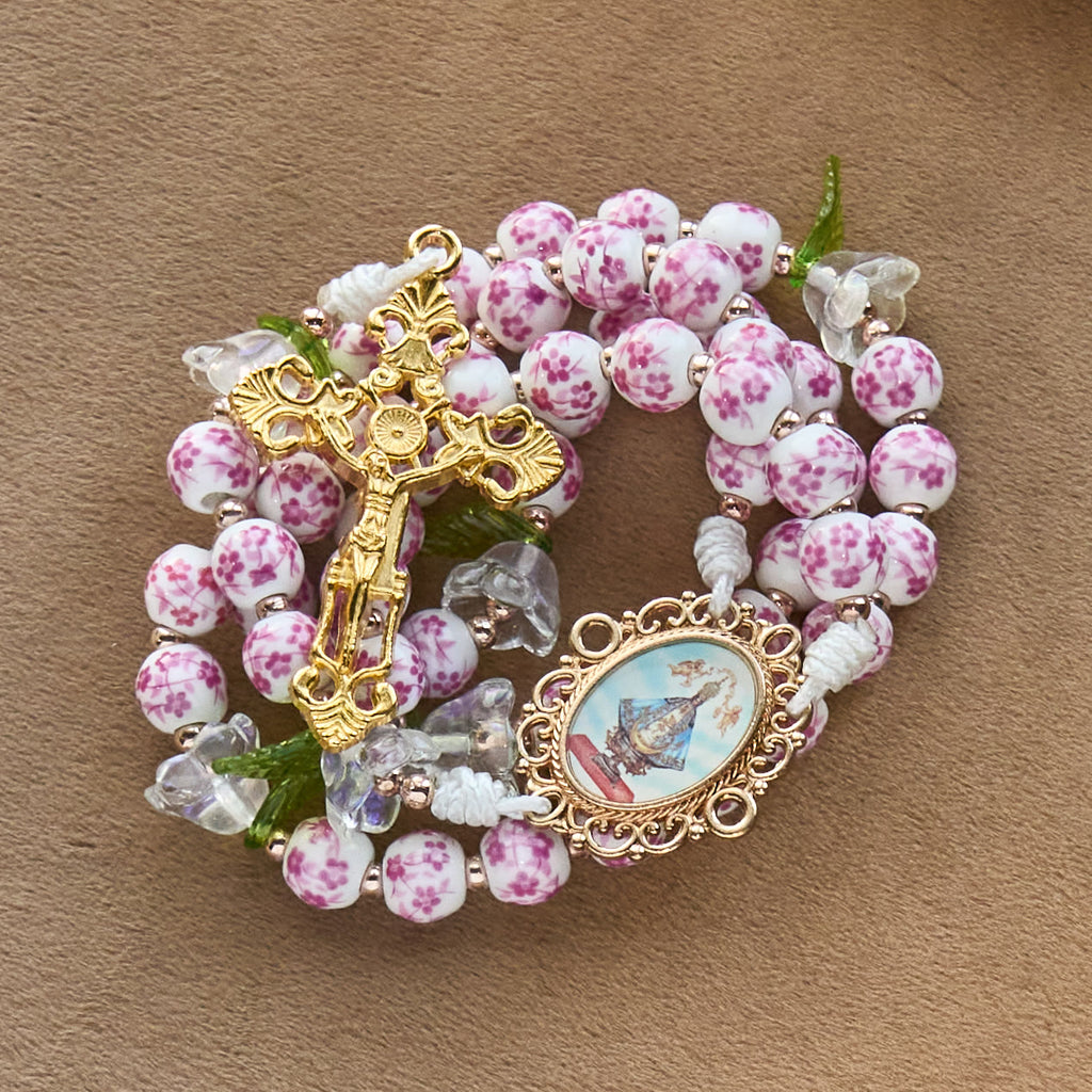 Christianartworkshop Rosario de porcelana con detalles de lirios: Devoción en flor y alimento espiritual. - image 5