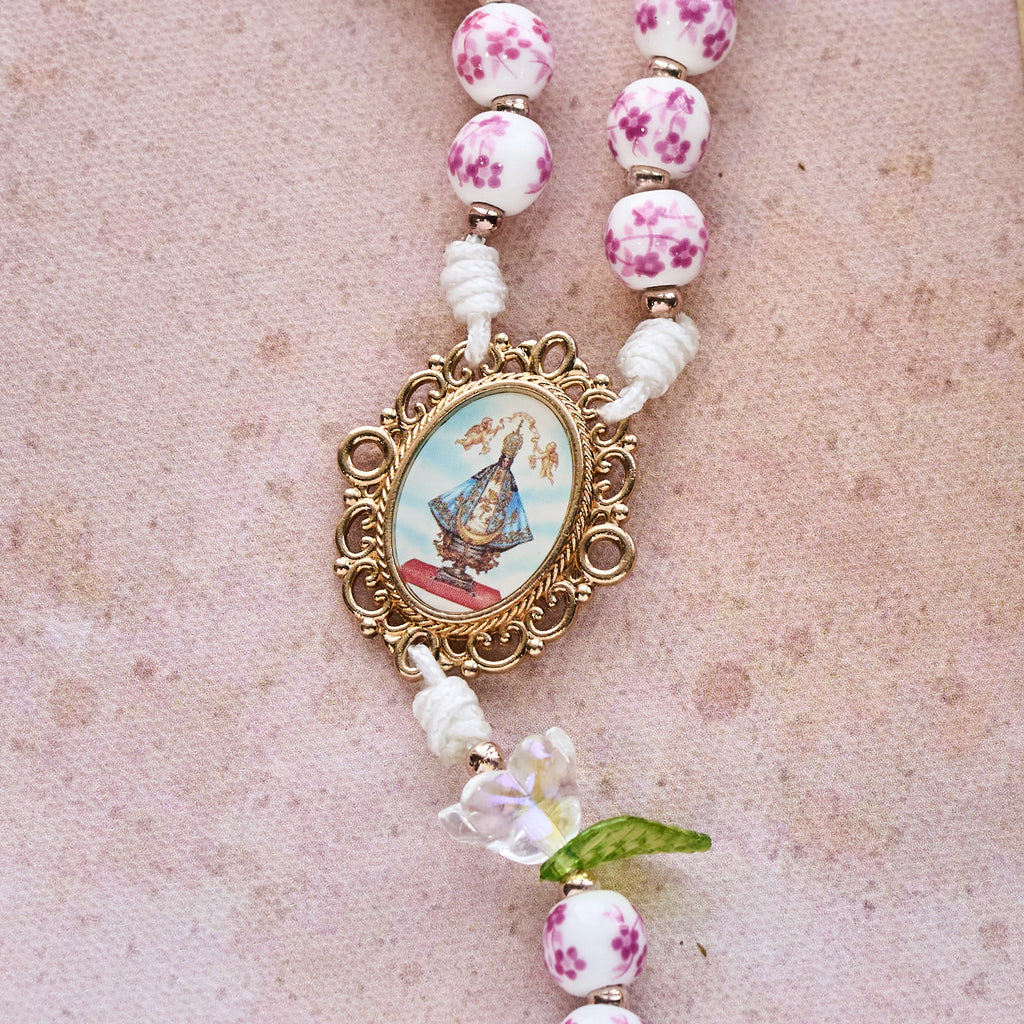 Christianartworkshop Rosario de porcelana con detalles de lirios: Devoción en flor y alimento espiritual. - image 9