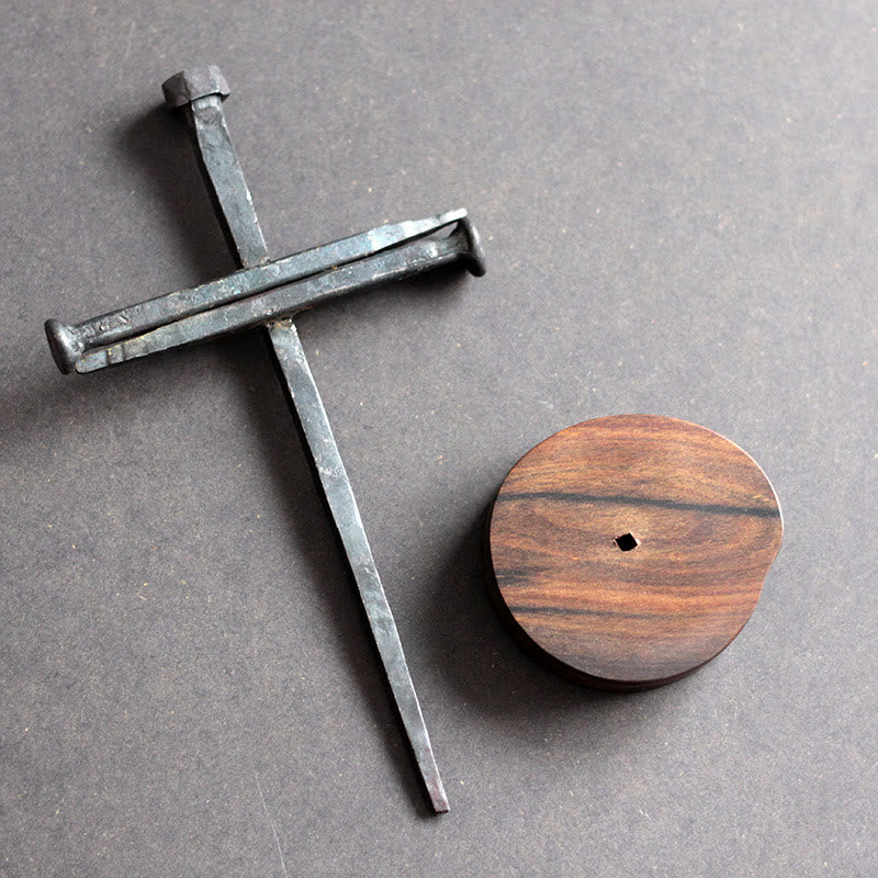 Christianartworkshop Crucifijo forjado con clavos y base de ébano: un poderoso recordatorio de sacrificio. - image 3