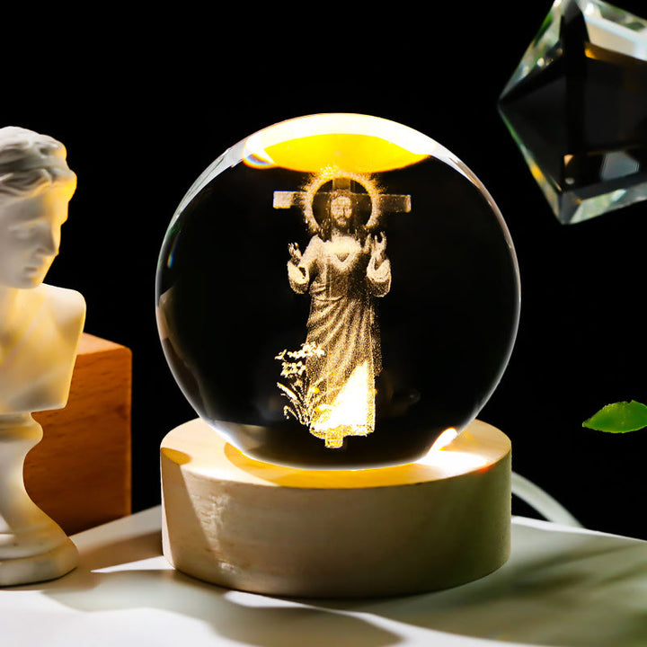 Christianartworkshop Luz nocturna de bola de cristal sagrada: Compañera luminosa de la presencia divina. - Jesús y la Cruz - con base de luz de colores - 8 cm - image 7