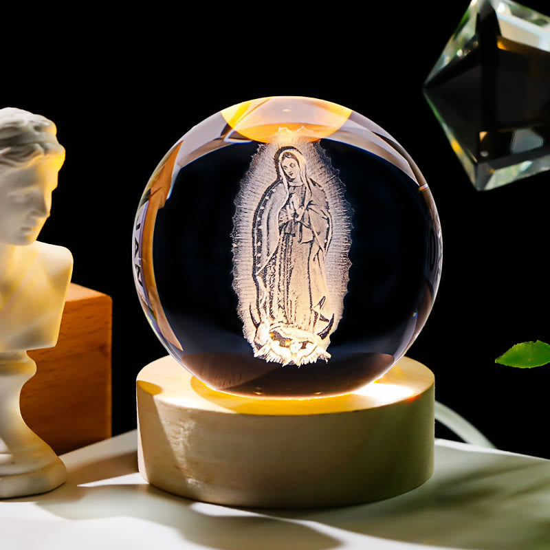 Christianartworkshop Luz nocturna de bola de cristal sagrada: Compañera luminosa de la presencia divina. - Virgen María - con base de luz de colores - 8 cm - image 2