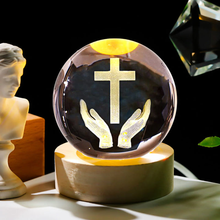 Christianartworkshop Luz nocturna de bola de cristal sagrada: Compañera luminosa de la presencia divina. - Manos y cruz - con base de luz de colores - 8 cm - image 9