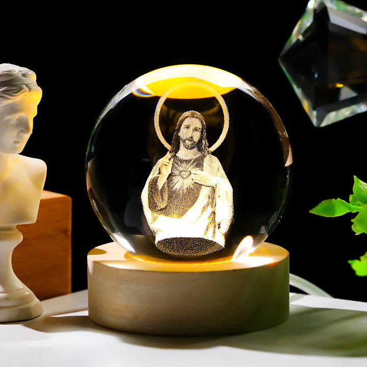 Christianartworkshop Luz nocturna de bola de cristal sagrada: Compañera luminosa de la presencia divina. - Jesús con el Sagrado Corazón - con base de luz de colores - 8 cm - image 4