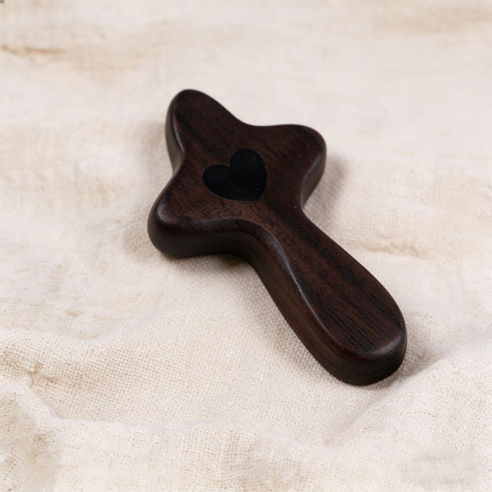 Christianartworkshop Cruz de bolsillo de madera de nogal y olivo con corazón: Fe natural en tu bolsillo - Nogal negro A - image 1