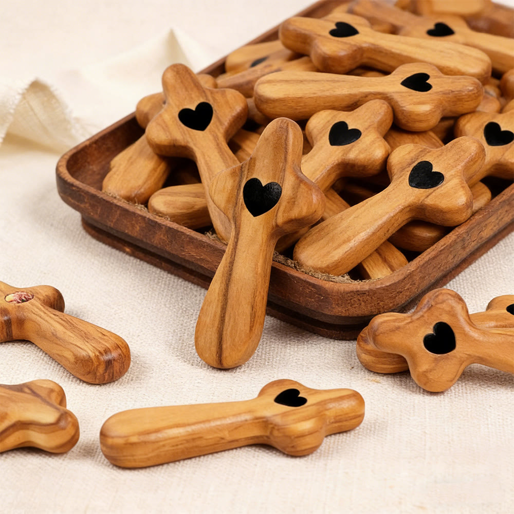 Christianartworkshop Cruz de bolsillo de madera de nogal y olivo con corazón: Fe natural en tu bolsillo - image 8