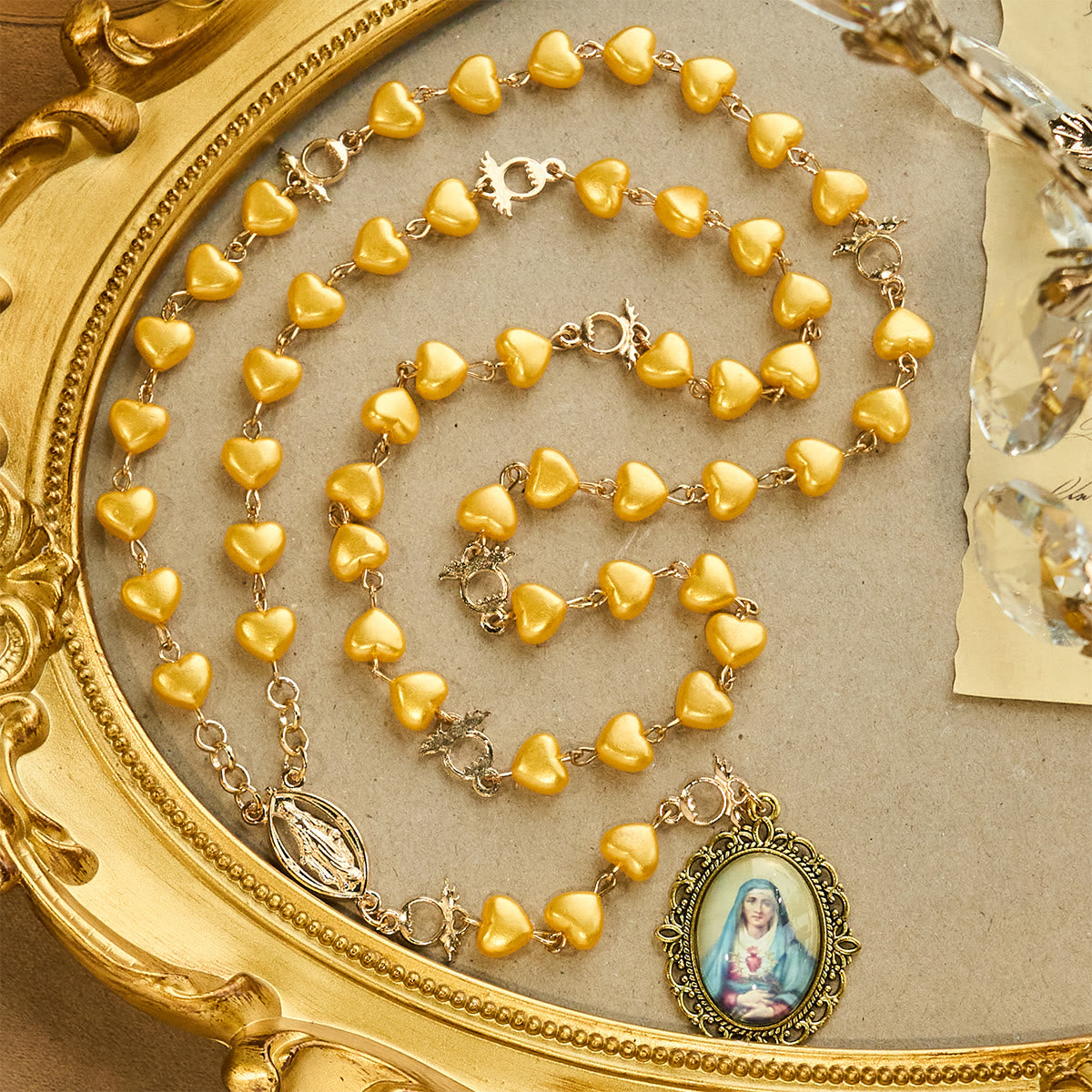 Christianartworkshop Rosario y pulsera de cuentas en forma de corazón amarillo: Compañero tierno de la gracia diaria. - image 2