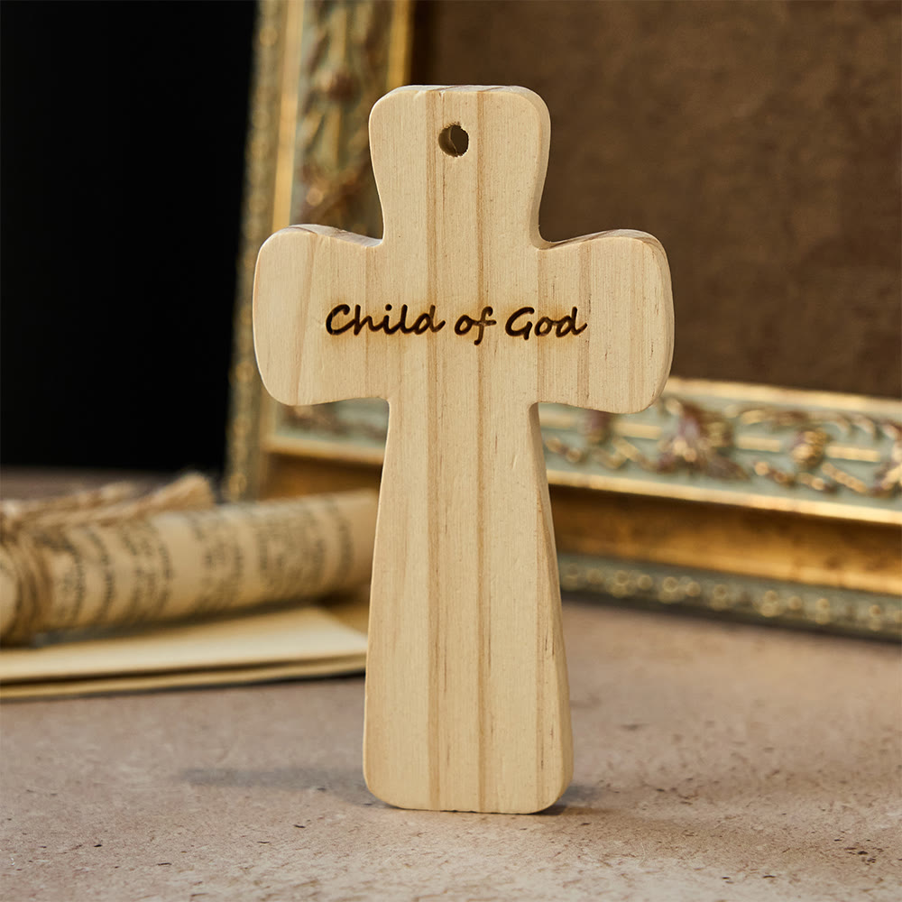 Christianartworkshop Cruz decorativa de madera con grabado del Niño de Dios: Un toque de calidez y pertenencia para el hogar. - image 2