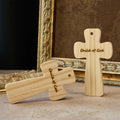 Christianartworkshop Cruz decorativa de madera con grabado del Niño de Dios: Un toque de calidez y pertenencia para el hogar. - Juego de 2 piezas - image 0