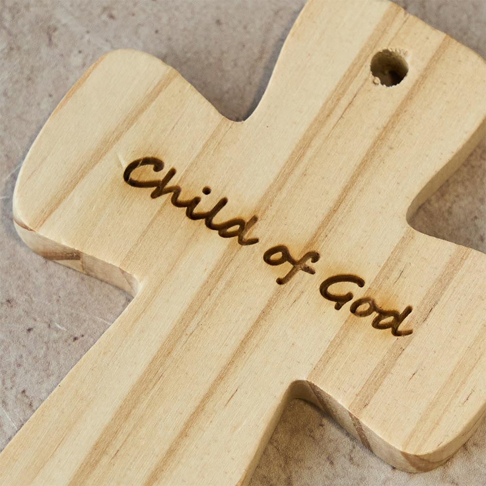 Christianartworkshop Cruz decorativa de madera con grabado del Niño de Dios: Un toque de calidez y pertenencia para el hogar. - image 4