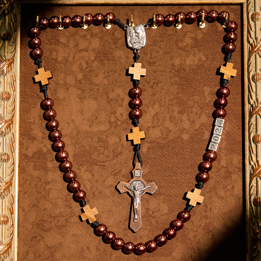 Christianartworkshop Cruz de madera antigua y rosario rojo vino intenso: Bendición de Año Nuevo 2026 con la Sagrada Familia - image 9