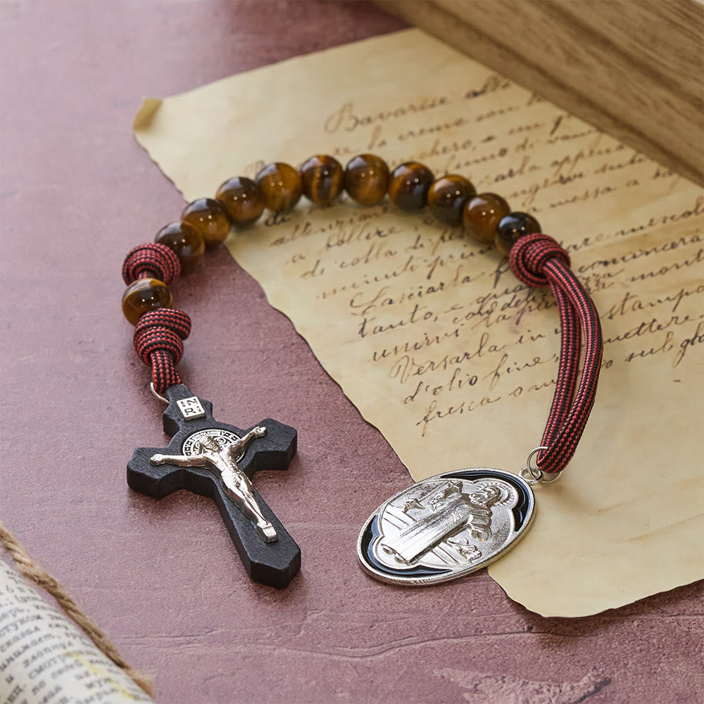 Christianartworkshop Rosario de bolsillo Ojo de Tigre con Coraje y Protección: Medalla y Cruz del Exorcismo del Beato San Benito - San Benito y el Crucifijo - image 0