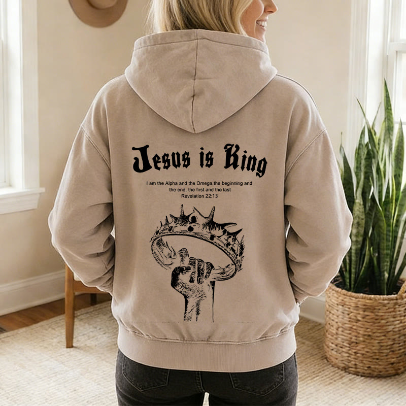Christianartworkshop Chaqueta con capucha y cremallera "Jesús es Rey": Fe con estilo inspirada en Apocalipsis 22:13. - image 2
