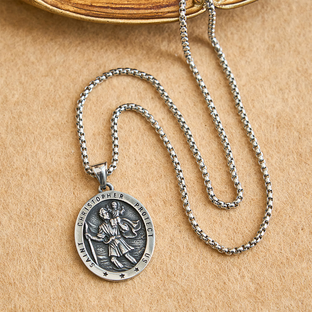 Christianartworkshop Collar con medallón ovalado de San Cristóbal: Encarna su protección para los viajeros. - image 3