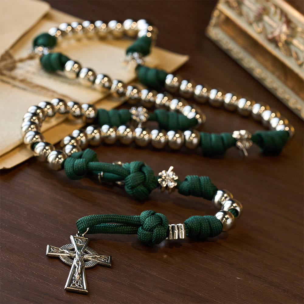 Christianartworkshop Rosario de paracord con crucifijo de trébol de cuatro hojas: Encarna la fuerza y ​​la devoción sagradas. - image 2