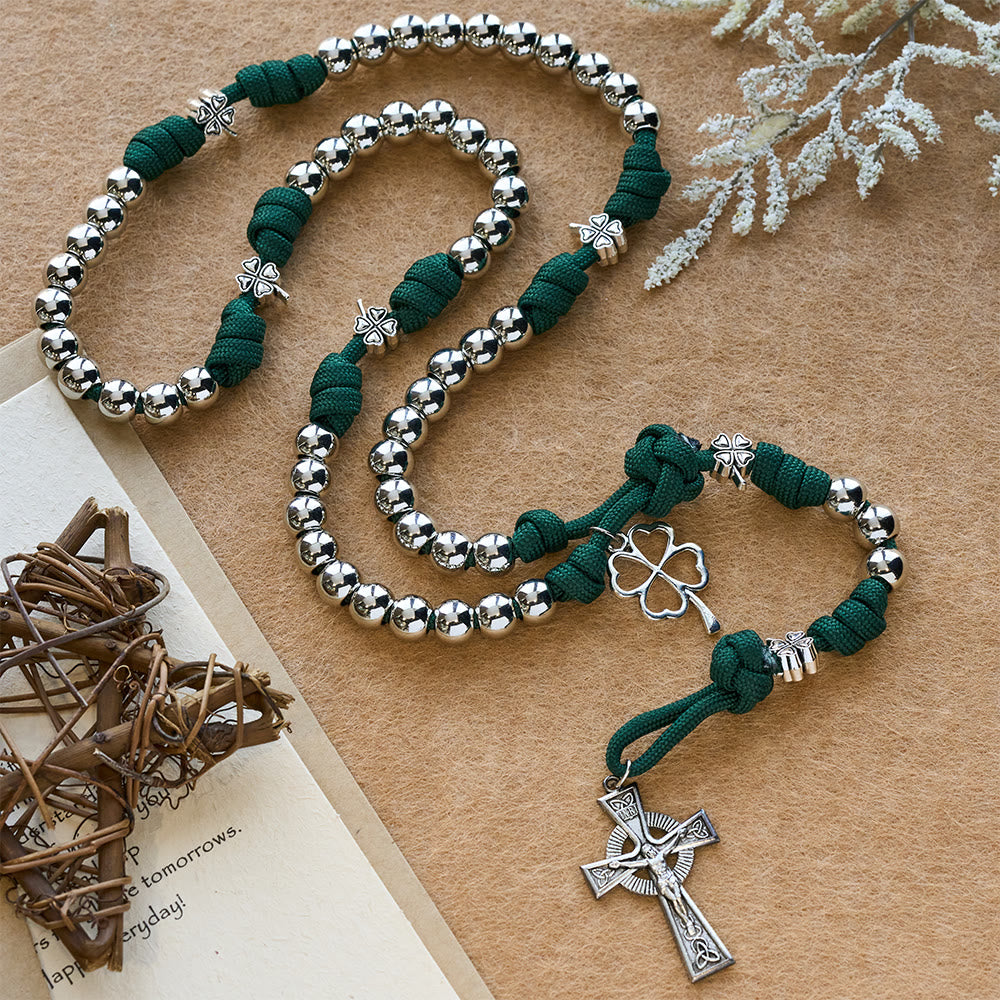 Christianartworkshop Rosario de paracord con crucifijo de trébol de cuatro hojas: Encarna la fuerza y ​​la devoción sagradas. - Crucifijo - image 0