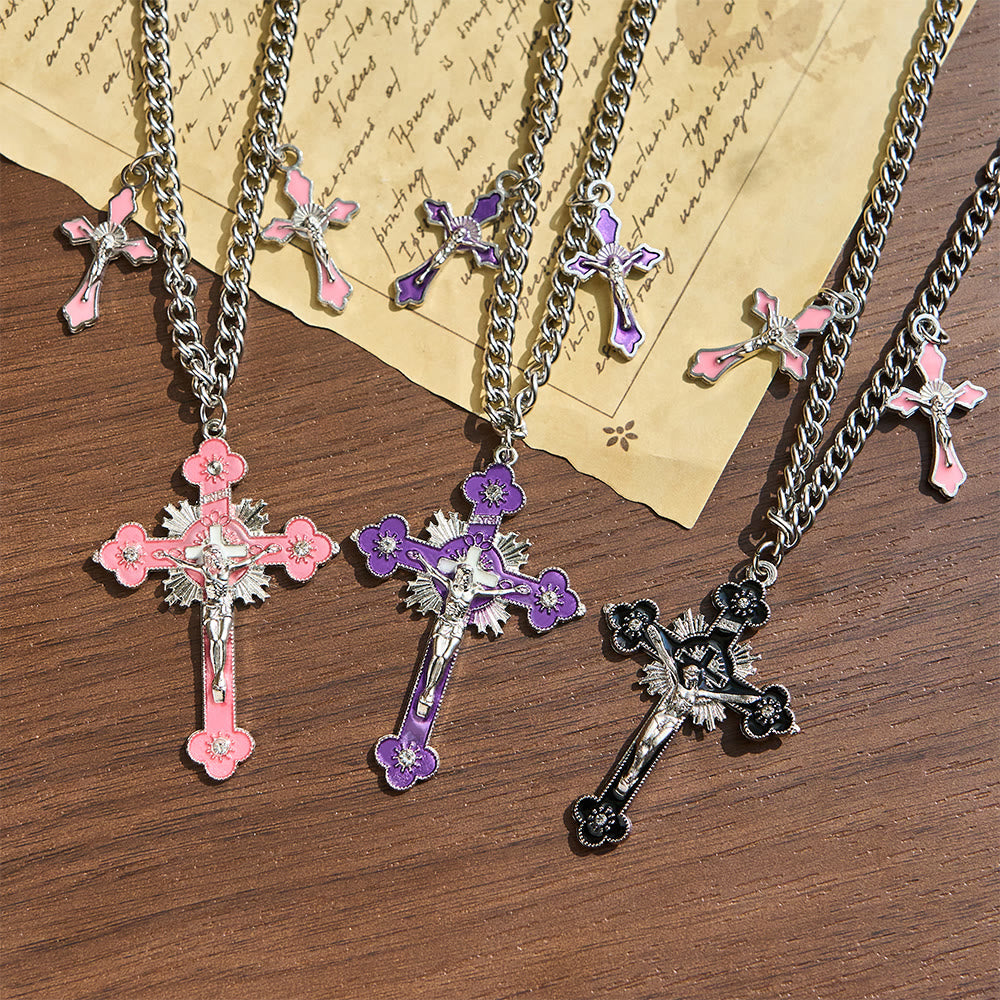 Christianartworkshop Collar con colgante de triple crucifijo de estilo clásico y colorido. - image 0