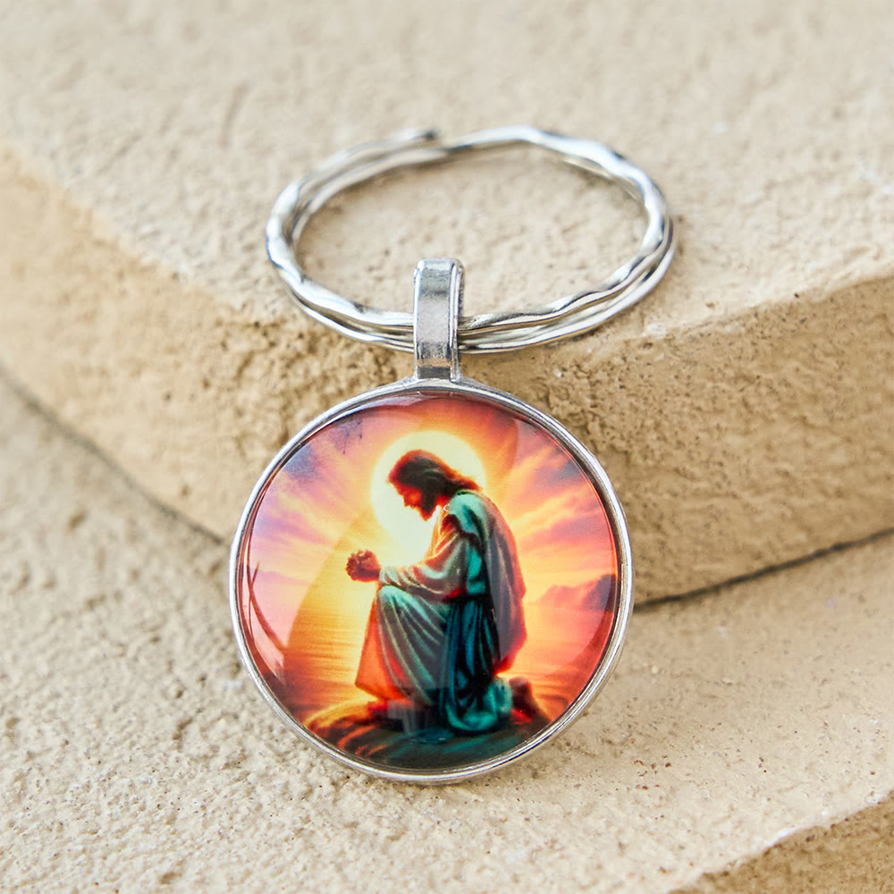 Christianartworkshop Llavero clásico de Jesús en oración: un emblema atemporal de fe y reverencia. - image 3