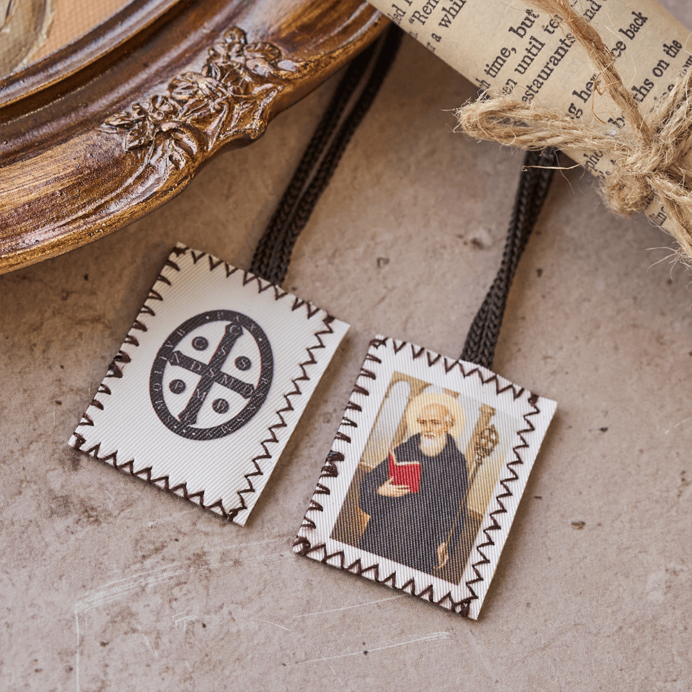 Christianartworkshop Escapulario antiguo con forma de sello en cordón de lana negra de San Benito y crucifijo. - image 1