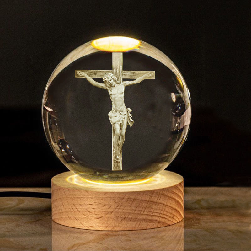 Christianartworkshop Luz nocturna de bola de cristal sagrada: Compañera luminosa de la presencia divina. - Crucifijo - con base de luz cálida - 8 cm - image 15