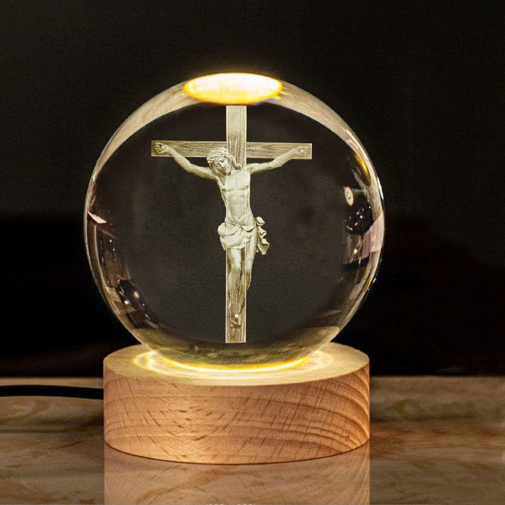 Christianartworkshop Luz nocturna de bola de cristal sagrada: Compañera luminosa de la presencia divina. - Crucifijo - con base de luz cálida - 8 cm - image 15
