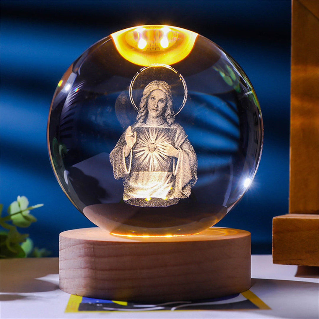 Christianartworkshop Luz nocturna de bola de cristal sagrada: Compañera luminosa de la presencia divina. - Jesús con el Sagrado Corazón #2 - con base de luz cálida - 8 cm - image 16