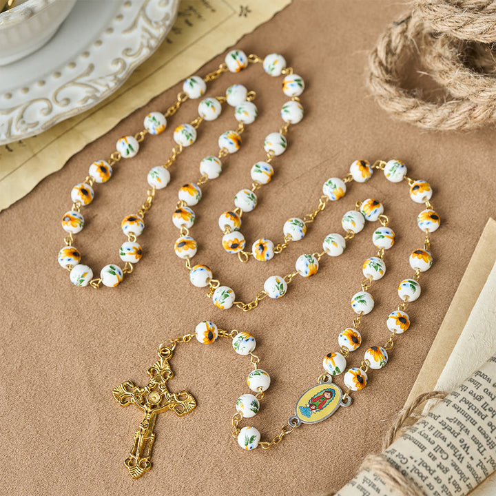 Christianartworkshop Rosario de Pascua con margaritas amarillas, cuentas de cerámica y dije de la Virgen María. - image 1