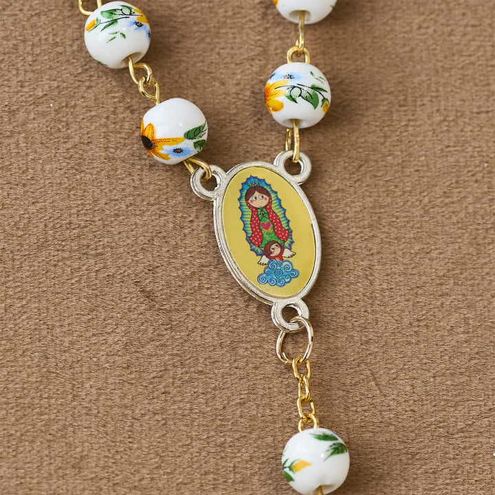 Christianartworkshop Rosario de Pascua con margaritas amarillas, cuentas de cerámica y dije de la Virgen María. - image 4