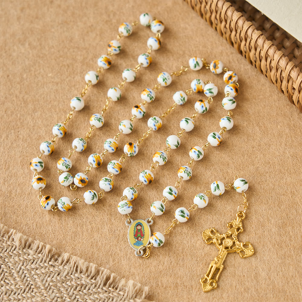 Christianartworkshop Rosario de Pascua con margaritas amarillas, cuentas de cerámica y dije de la Virgen María. - image 2