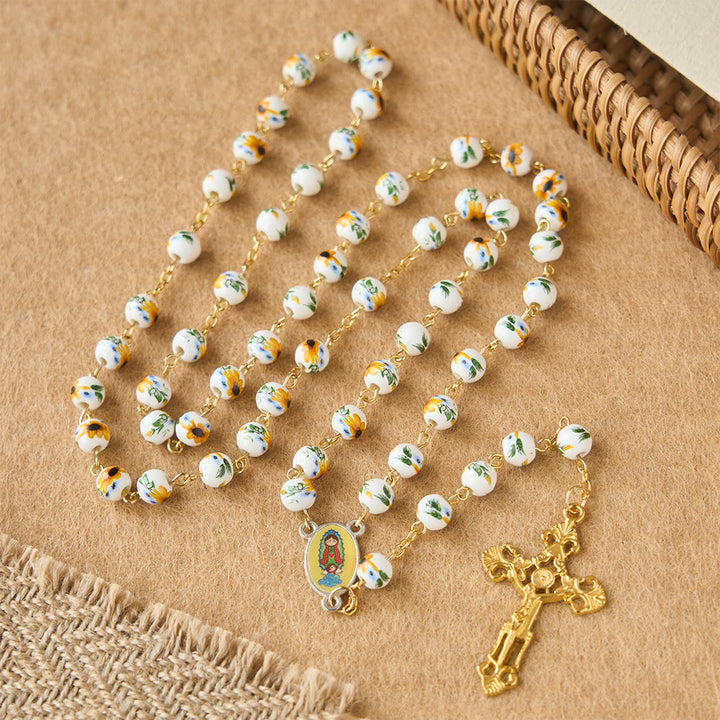 Christianartworkshop Rosario de Pascua con margaritas amarillas, cuentas de cerámica y dije de la Virgen María. - image 2