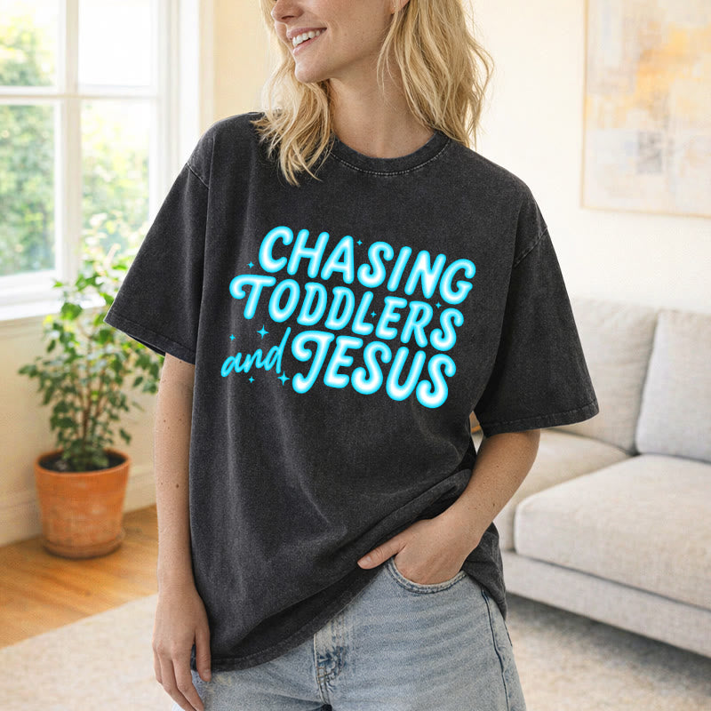 Christianartworkshop Camiseta unisex lavada con estampado de estrellas y letras de burbujas "Chasing Toddlers and Jesus" - image 7