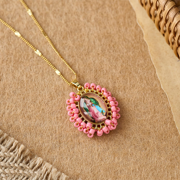 Christianartworkshop Collar con colgante ovalado de cuentas con icono mariano: un símbolo de devoción a la Virgen María. - Fucsia - image 5