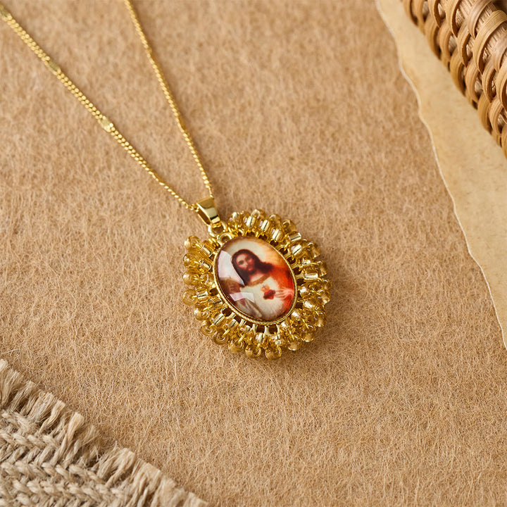 Christianartworkshop Collar con colgante ovalado de cuentas con icono mariano: un símbolo de devoción a la Virgen María. - Dorado - image 10