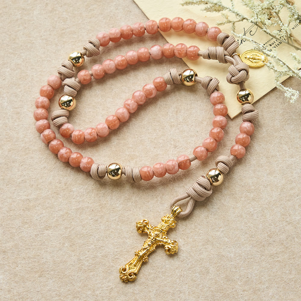 Christianartworkshop Rosario de cuentas rosas de paracord con la imagen de Nuestra Señora y crucifijo dorado. - image 2