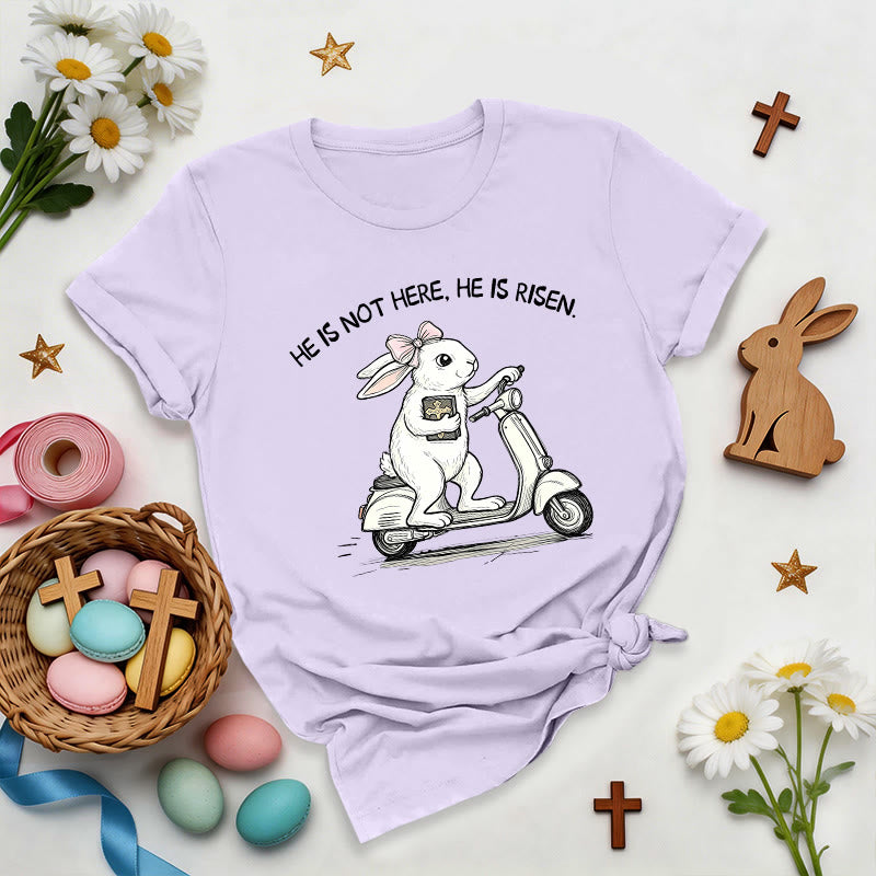 Christianartworkshop Camiseta premium "Él ha resucitado" con diseño de conejito de Pascua y scooter. - Púrpura - 2XL - image 0