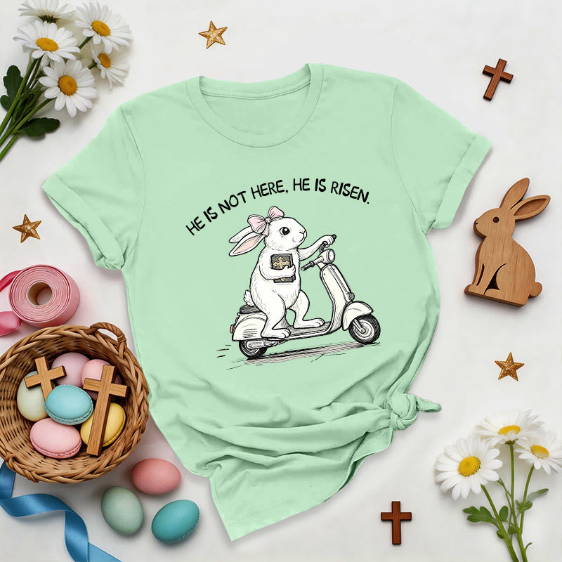 Christianartworkshop Camiseta premium "Él ha resucitado" con diseño de conejito de Pascua y scooter. - Verde claro - 2XL - image 1