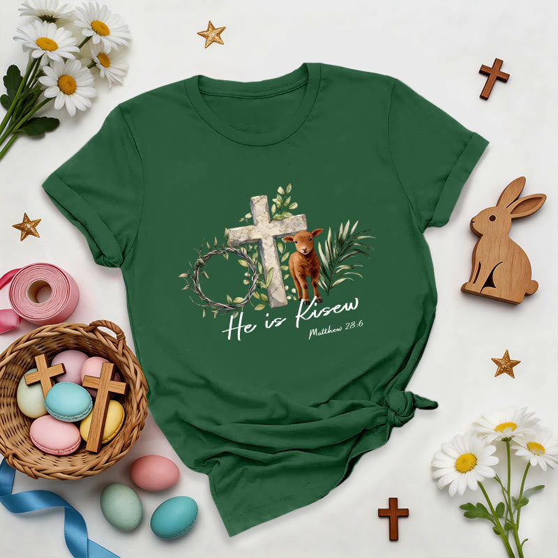 Christianartworkshop Camiseta Premium «Él ha resucitado» Mateo 28:6 - Verde oscuro - 2XL - image 0