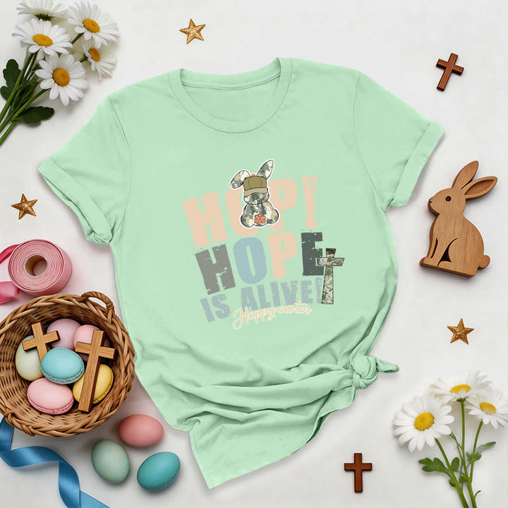 Christianartworkshop Camiseta premium de Pascua "La esperanza sigue viva" - Verde claro - 2XL - image 5