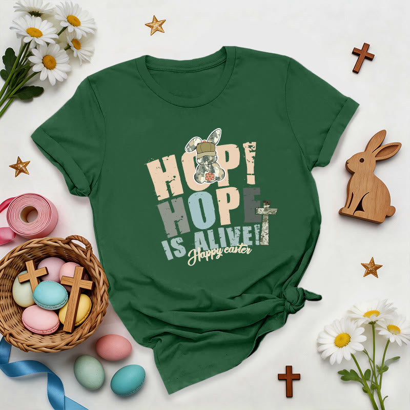 Christianartworkshop Camiseta premium de Pascua "La esperanza sigue viva" - Verde oscuro - 2XL - image 3