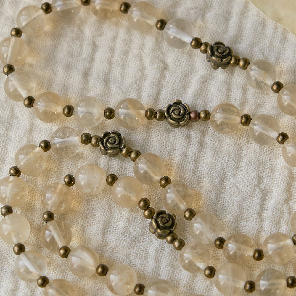 Christianartworkshop Rosario de cuentas de vidrio ámbar con detalles de camelia: un símbolo de la luz y la pureza de Cristo. - image 4