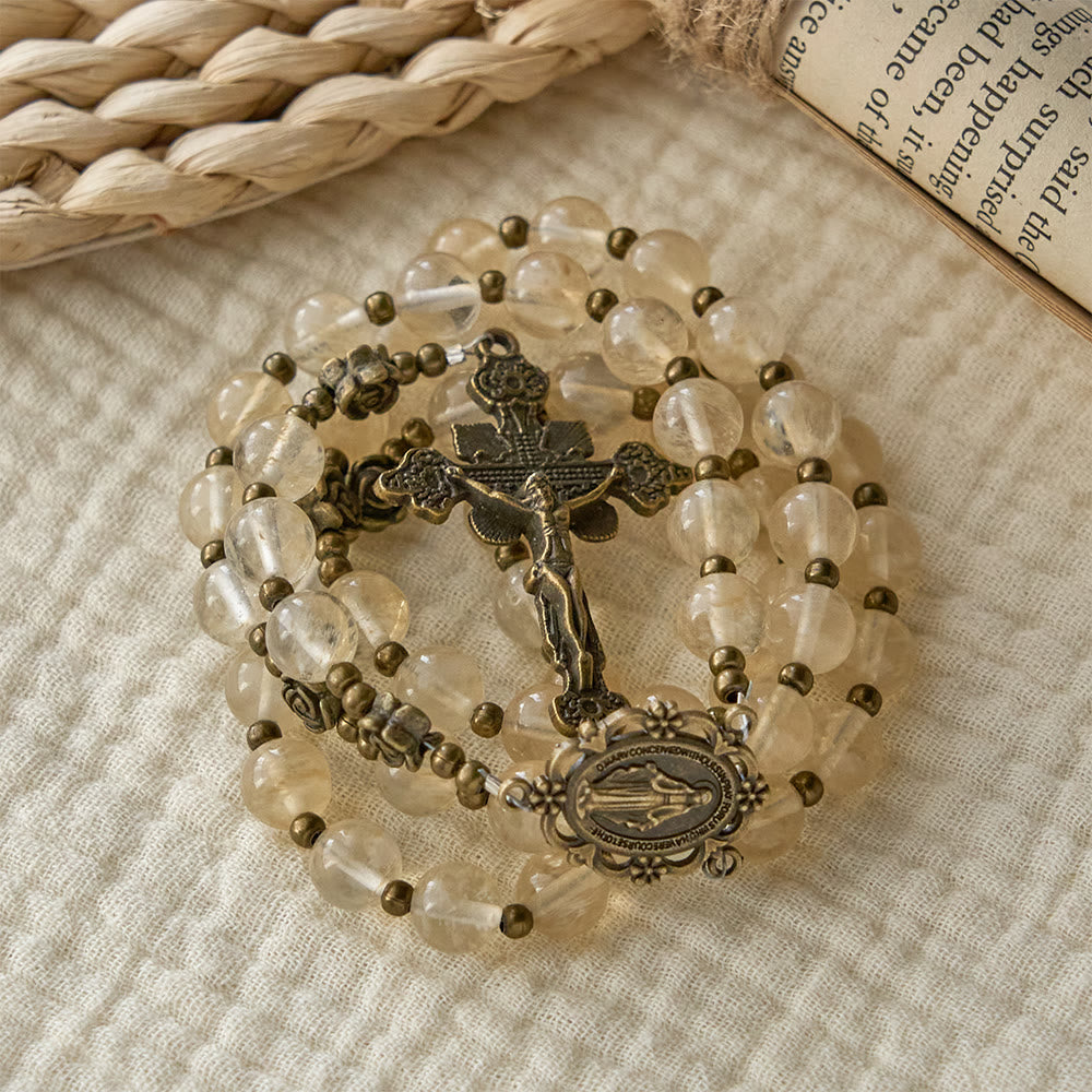 Christianartworkshop Rosario de cuentas de vidrio ámbar con detalles de camelia: un símbolo de la luz y la pureza de Cristo. - image 3
