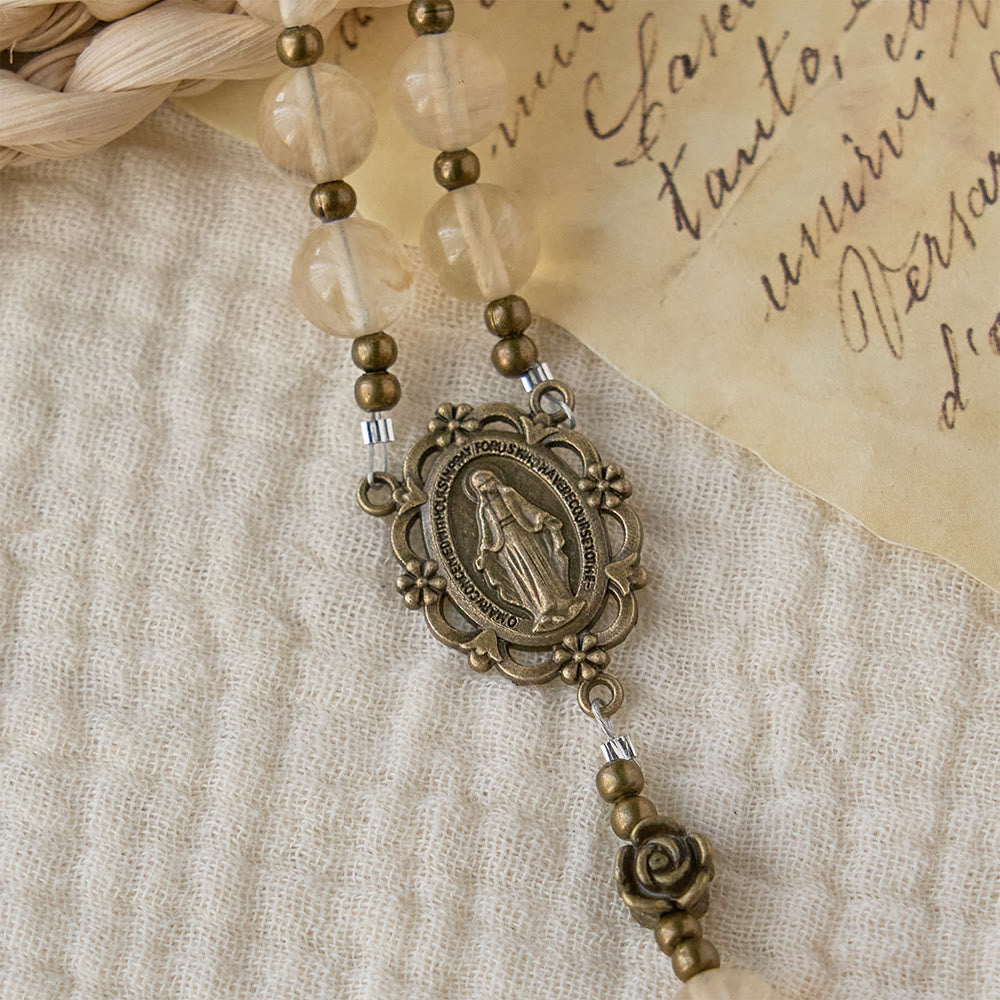 Christianartworkshop Rosario de cuentas de vidrio ámbar con detalles de camelia: un símbolo de la luz y la pureza de Cristo. - image 5