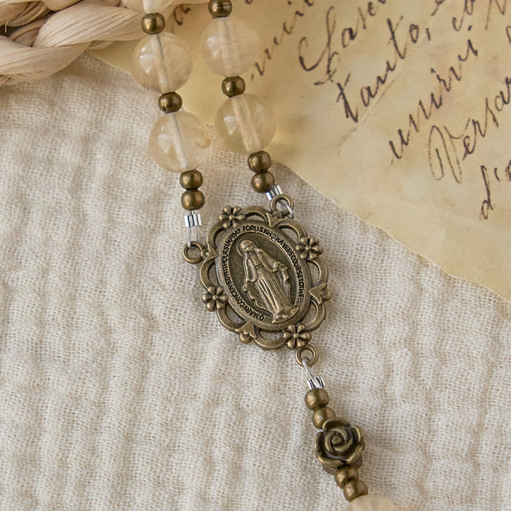 Christianartworkshop Rosario de cuentas de vidrio ámbar con detalles de camelia: un símbolo de la luz y la pureza de Cristo. - image 5