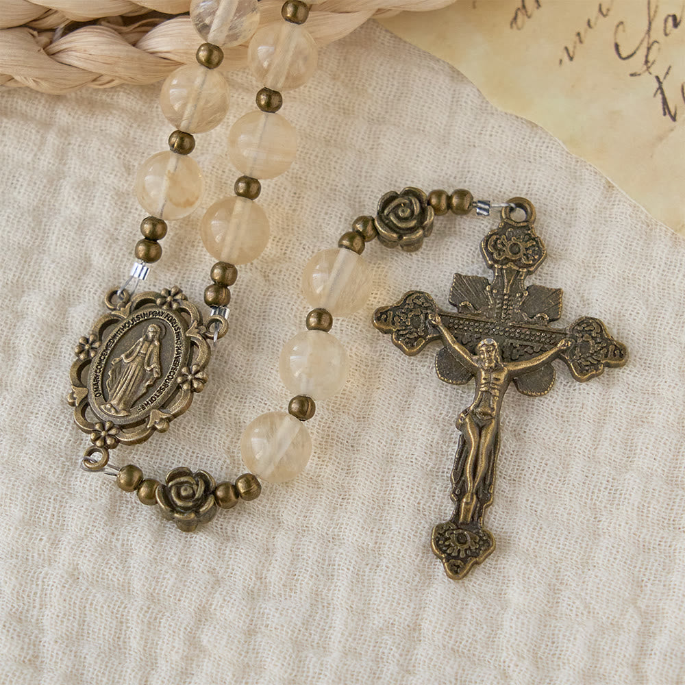 Christianartworkshop Rosario de cuentas de vidrio ámbar con detalles de camelia: un símbolo de la luz y la pureza de Cristo. - image 6