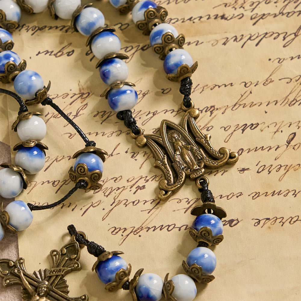 Christianartworkshop Rosario de cuentas azules y blancas con medalla milagrosa: un símbolo de la intercesión celestial. - image 7