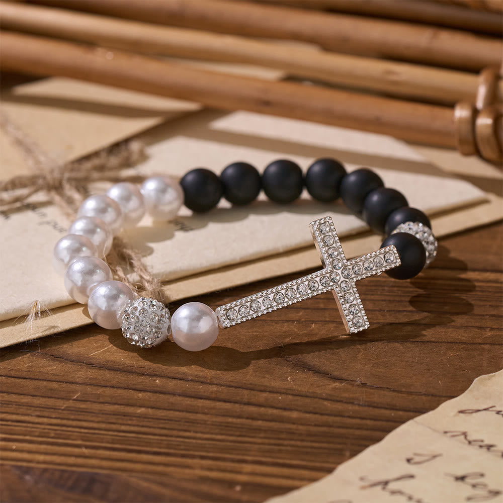 Christianartworkshop Conjunto de dos pulseras con cruz de cuentas blancas y negras: emblema de pureza y redención divinas. - image 1